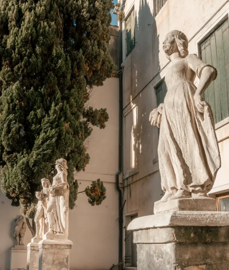 Cortile nel Complesso dell Ospedaletto Gioielli Nascosti di Venezia